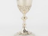 un gobelet en argent orné d'un motif floral sur le pied