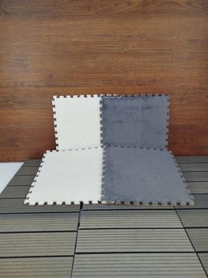 des carreaux gris et blancs posés sur un parquet dans une pièce