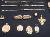 plusieurs types de bijoux sont présentés sur une surface noire