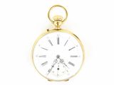 une montre de poche en or avec des chiffres romains sur le cadran