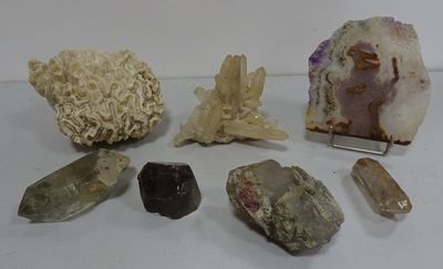 plusieurs types de roches et de cristaux sur une surface blanche