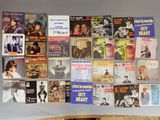 beaucoup de livres accrochés au mur d'une pièce