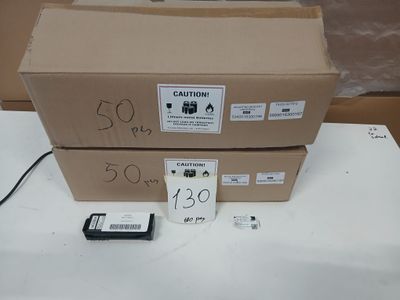 deux boîtes posées sur une table