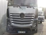 un camion garé devant un bâtiment