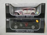 deux boîtes contenant chacune une maquette de voiture ancienne