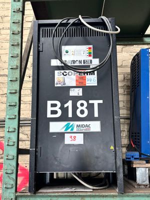 une photo d'une station-service avec de nombreuses enseignes