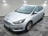 la voiture argentée est garée sur un sol en damier dans le garage