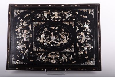 une image représentant un plateau en noir et blanc orné de fleurs et d'oiseaux
