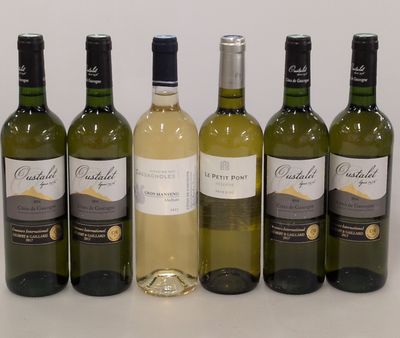quatre bouteilles de vin blanc sont alignées sur une table