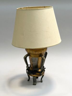 an image of a lamp that is sitting on a table