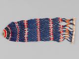 un gros plan sur un bracelet bleu et rouge orné de franges