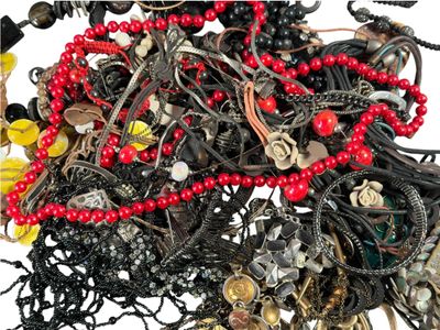 une pile de bijoux assortis sur une surface blanche