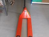 un chariot élévateur posé à même le sol dans un garage
