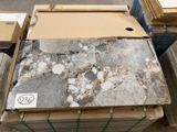 de nombreuses caisses de billes de marbre sur une palette dans un entrepôt