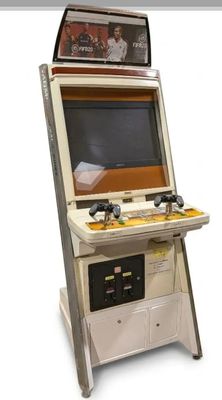 une petite console de jeux vidéo sur laquelle est installé un jeu vidéo