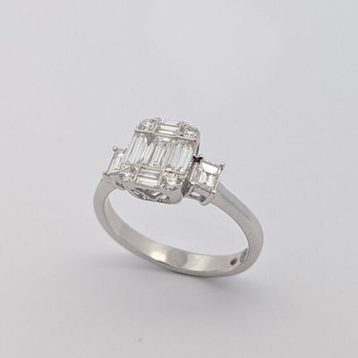 gros plan d'une bague en diamant sur fond blanc