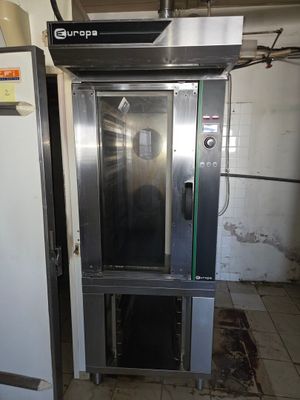 un four professionnel installé au milieu d'une pièce
