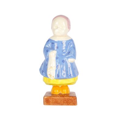 une petite figurine représentant une femme en robe bleue