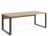 une table en bois avec des pieds noirs et un plateau en bois
