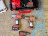 une boîte d'outils posée sur le sol