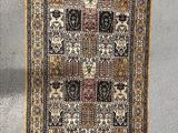 une photo d'un tapis accroché au mur d'une pièce