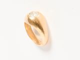 une bague en or avec un diamant serti au centre