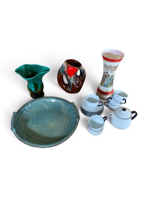 de nombreux types de vases et de bols sur la table