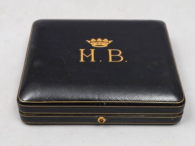 un gros plan d'une boîte noire ornée d'une couronne
