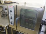 un grand four en acier inoxydable installé dans une cuisine