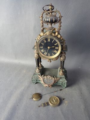 une horloge posée sur une table sur laquelle se trouve une autre horloge