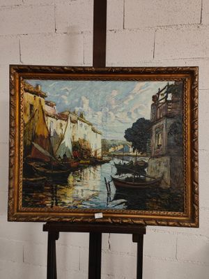 une photo d'un tableau posé sur un chevalet près d'un mur de briques