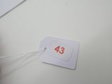 une étiquette portant le numéro 34, posée sur une table