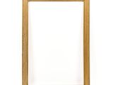 un cadre photo vide sur un mur blanc, avec un fond blanc