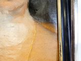 un tableau représentant une femme portant un collier et un collier en or