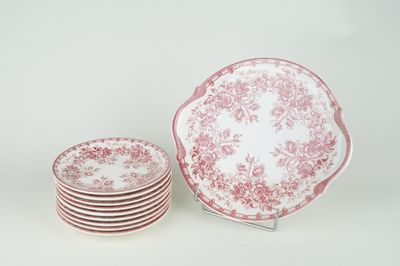 six assiettes roses et blanches et une pile de six assiettes roses et blanches