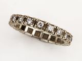 une image d'une bague en diamant sur fond blanc