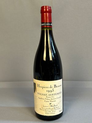 une bouteille de vin posée sur une table
