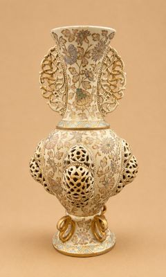 un vase blanc décoré d'or