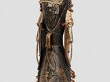 une image représentant une statue en bois d'une femme avec un oiseau sur la tête