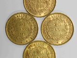 quatre pièces d'or sur lesquelles figurent les noms de trois pays différents