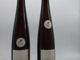 deux bouteilles de vin posées l'une à côté de l'autre sur une table