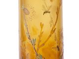 deux vases posés l'un à côté de l'autre sur une table