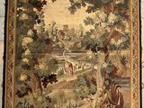 une image d'une tapisserie accrochée au mur d'une pièce
