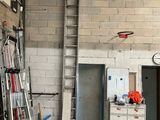 une image représentant une pièce avec une échelle et une horloge