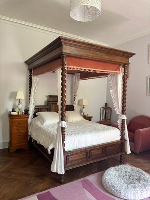 un lit à baldaquin au milieu d'une pièce