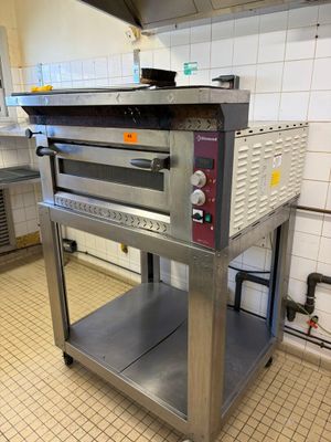 un four qui se trouve au milieu d'une cuisine