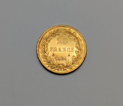 gros plan d'une pièce d'or sur une surface grise