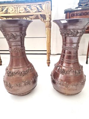 PAIRE DE GRANDS VASES en terre cuite irisée à décor en bas-r…