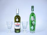 trois verres à vin et une bouteille de vin posés les uns à côté des autres