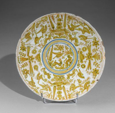 une image représentant une assiette jaune et blanche décorée d'animaux et d'oiseaux